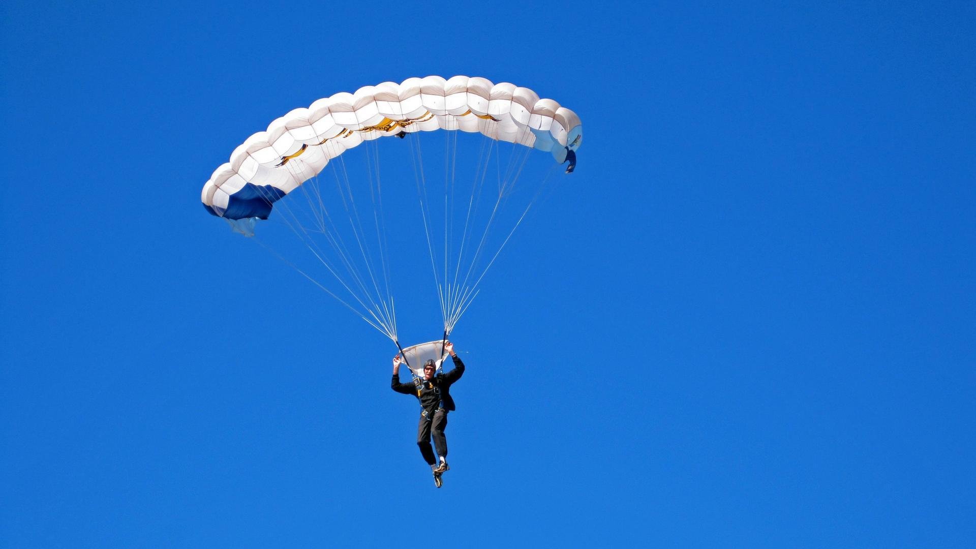 F1年度争冠之夜与绿茵场上的伊布,不同赛场,同一种持续杀伤的王者哲学